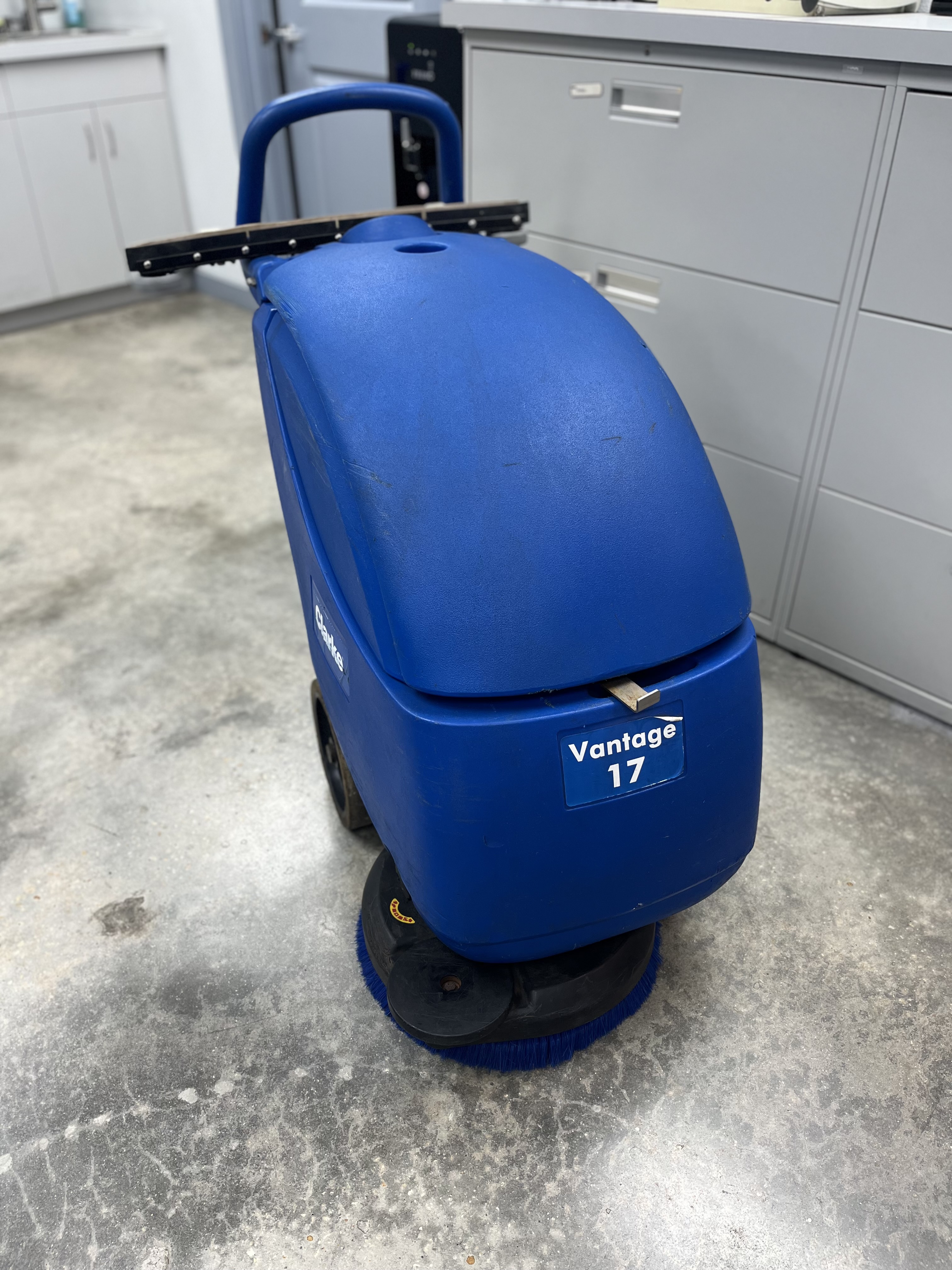 USED CLARKE VANTAGE 17B 17&quot; 
WALK BEHIND AUTO SCRUBBER, 
8GAL SOLUTION TANK, WITHOUT 
BATT.